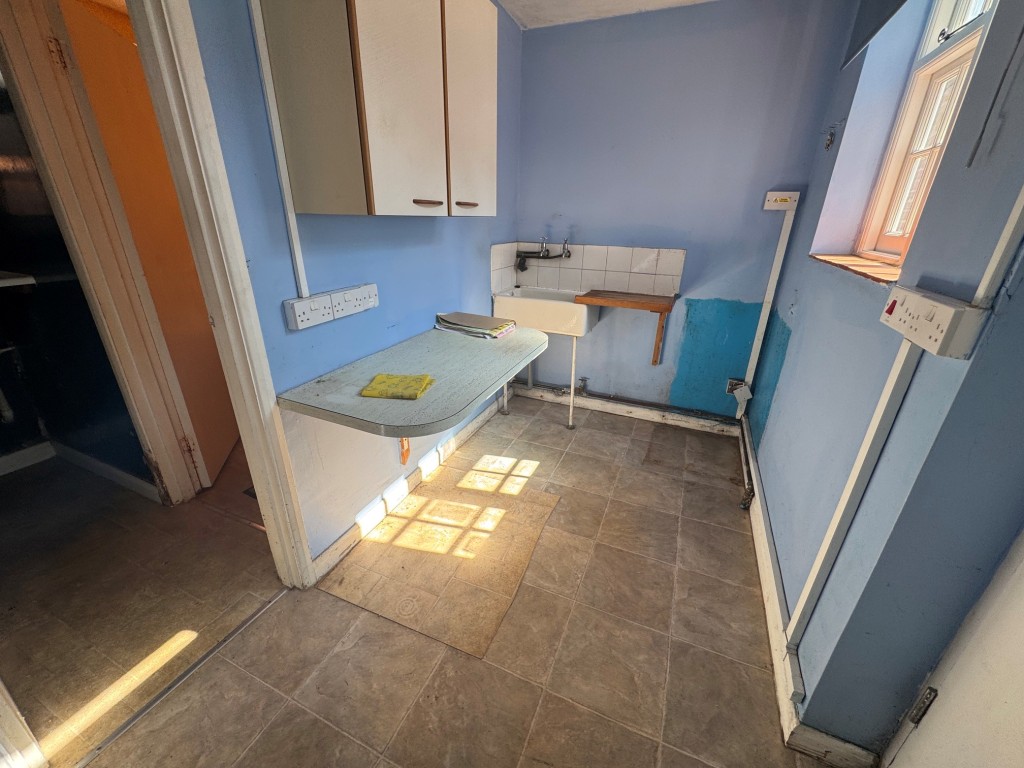 Lot: 167 - TWO-BEDROOM PERIOD COTTAGE IN POPULAR LOCATION - Kitchen